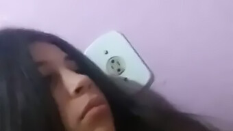 Teen brasiliana su Periscope: una calda avventura da sola