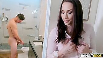 Chanel Preston, stedmor fanger søn, der onanerer på badeværelset