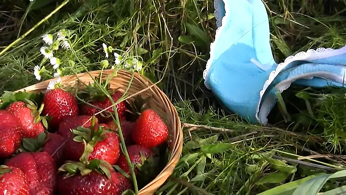 Pertemuan bertemakan strawberi di luar dengan seorang gadis comel