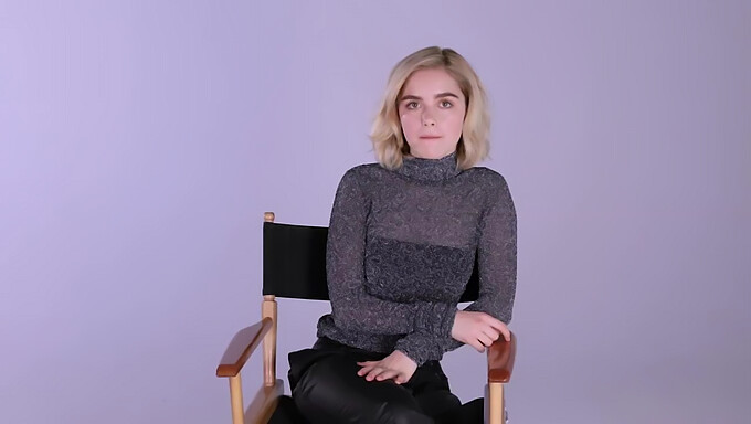 Kiernan Shipka đáng yêu gặp gỡ thử thách thủ dâm phù hợp của mình