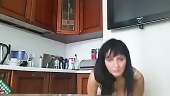 Un chico vicioso y su tía se ponen traviesos en la cocina