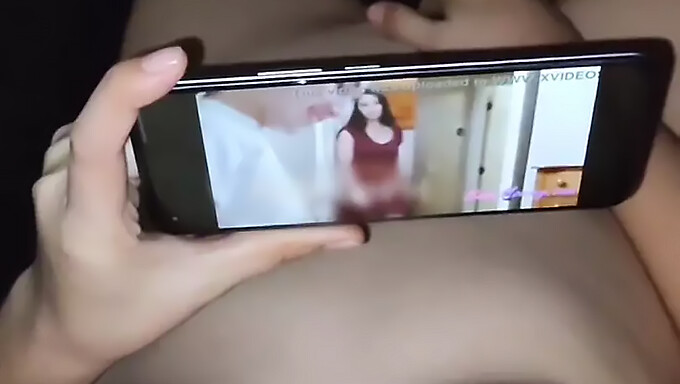 Anh trai kế không chuyên xem một video khiêu dâm với em gái kế của mình và sau đó quan hệ tình dục với cô ấy