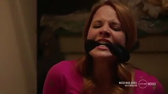 Katie Leclerc bâillonnée avec une fente dans cette vidéo américaine de 60fps