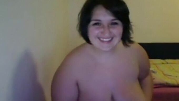 Chubby beauty with large breasts exposes her body in a live show - Negrofloripa