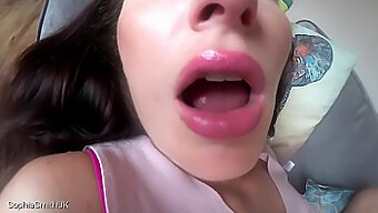 Ciuman sensual dan permainan lidah dengan ASMR twist