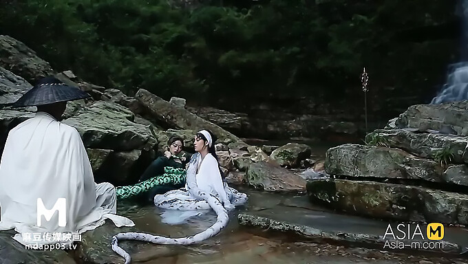 Serpente verde e bianco: un classico video di sesso tra adolescenti asiatici con leccate di ano e dilatazione