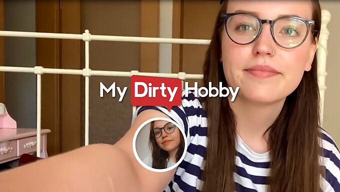 Leni_Lizz एकल आनंद में लिप्त होती है, कैमरे के लिए यह सब दिखाती है - MyDirtyHobby