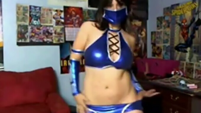 Entuzjasta Mortal Kombat wykonuje sexy striptiz na kamerce internetowej.