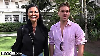 Jasmine Jae, seorang MILF Inggris berpayudara besar dengan klitoris yang tertindik, menikmati kesenangan dan eksposur di luar ruangan di pantai!