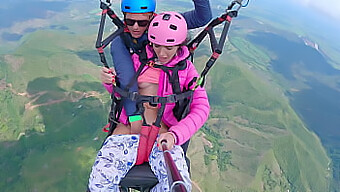 Petualangan Paragliding dengan Kecantikan Kurus dan Mainan Seksnya