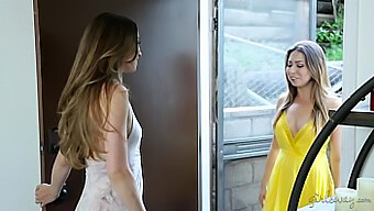 Lesbe Melissa Moore und Capri Anderson in einer Twinning-Session