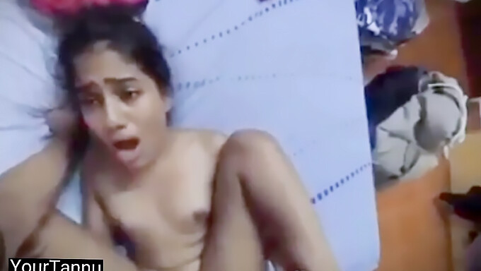 Novia y novio pakistaníes se involucran en sexo duro en una habitación de hotel, son capturados y filtrados con audio claro en hindi