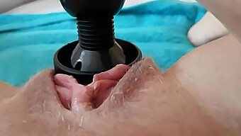 L'auto-piacere di una MILF porta ad un intenso orgasmo squirting