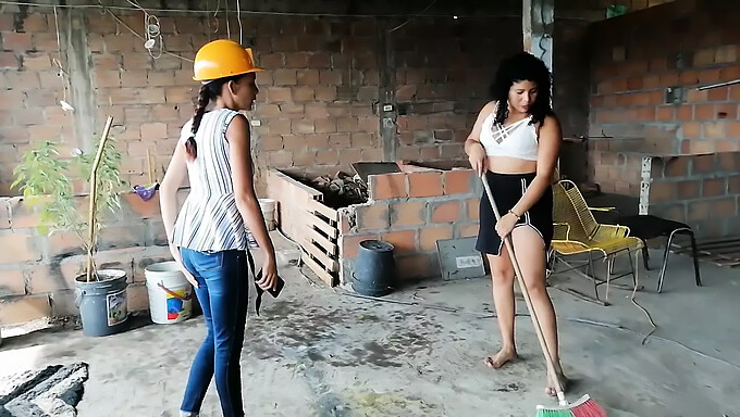 Engenheira amadora se envolve em sexo áspero com sua colega de trabalho