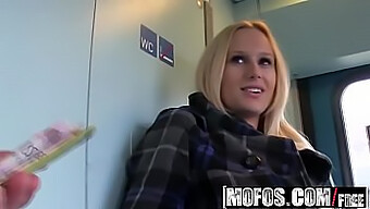 La diciottenne Angel Wicky prende un ragazzo a caso in pubblico e si impegna in attività sessuali su un bagno del treno