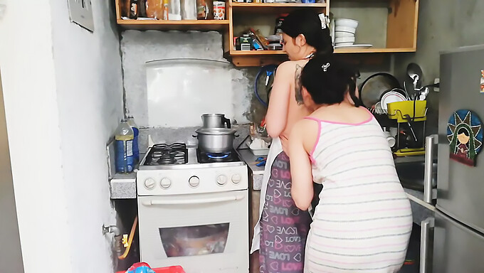 Het poesje van een gekke meid van 18 wordt gebeft in de keuken.