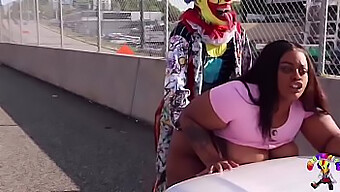 Gibby de clown heeft gepassioneerde seks met een wulpse vrouw op een gerenommeerde snelweg in Atlanta, Georgia