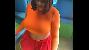 Twee cosplayers in een hete ontmoeting met Velma-thema